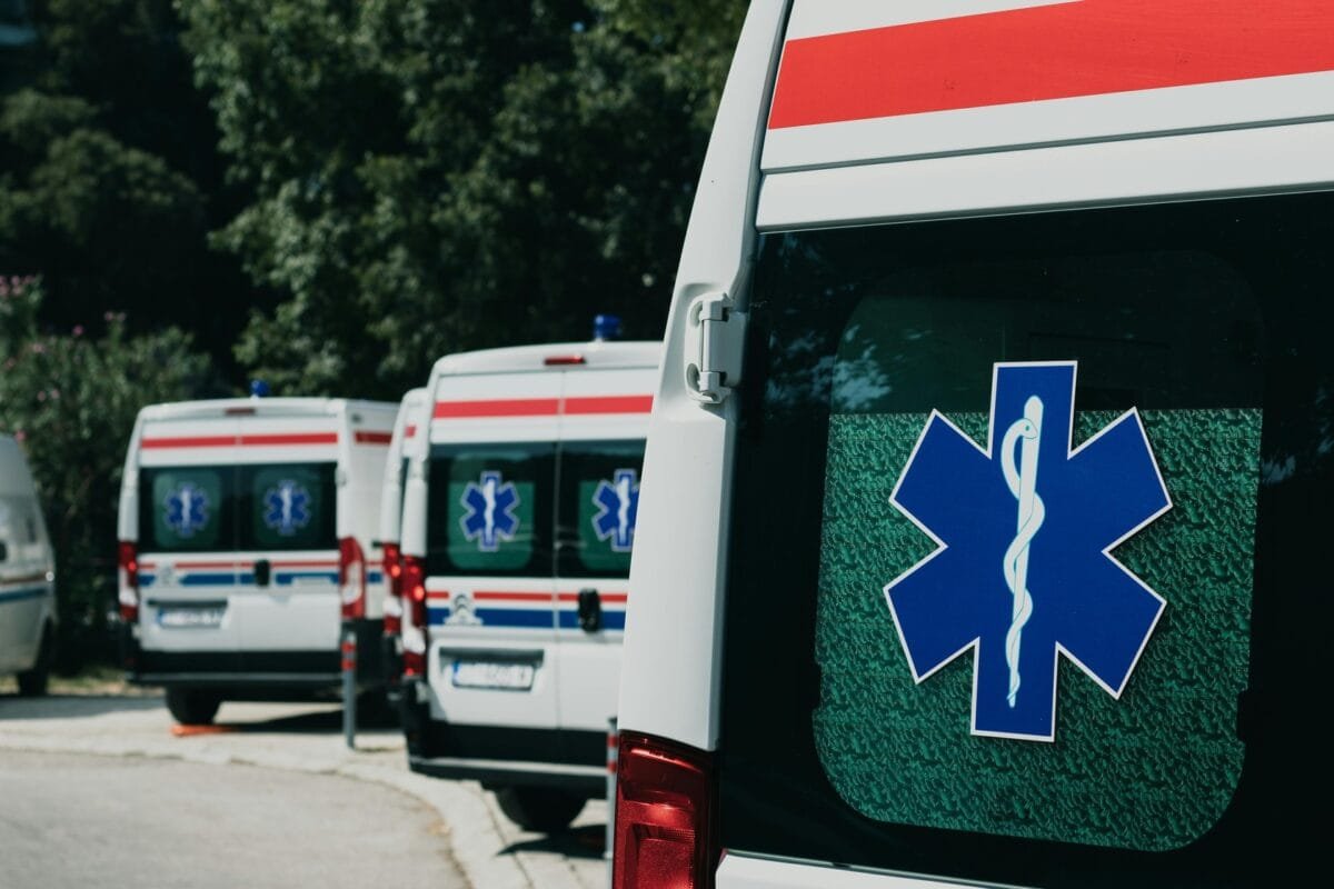 Une ambulance est elle prioritaire ou pas